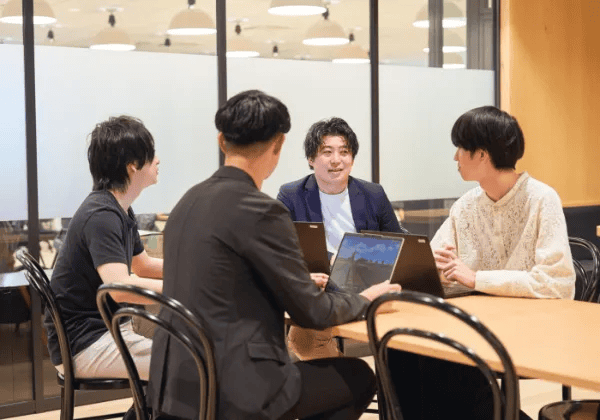 オフィスで会話をする男性達