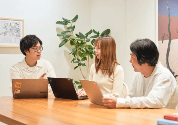 パソコンを開いて会議をする様子
