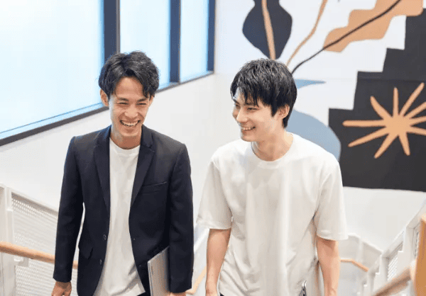階段を登りながら会話をする男性達