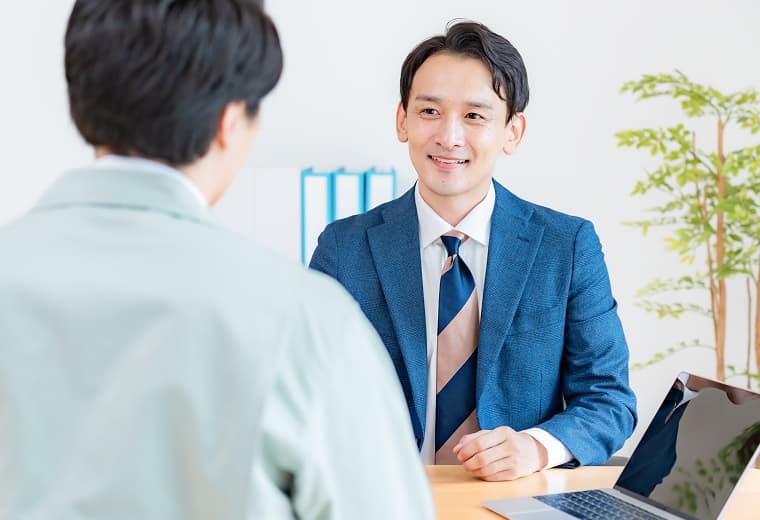 スーツを着た女性